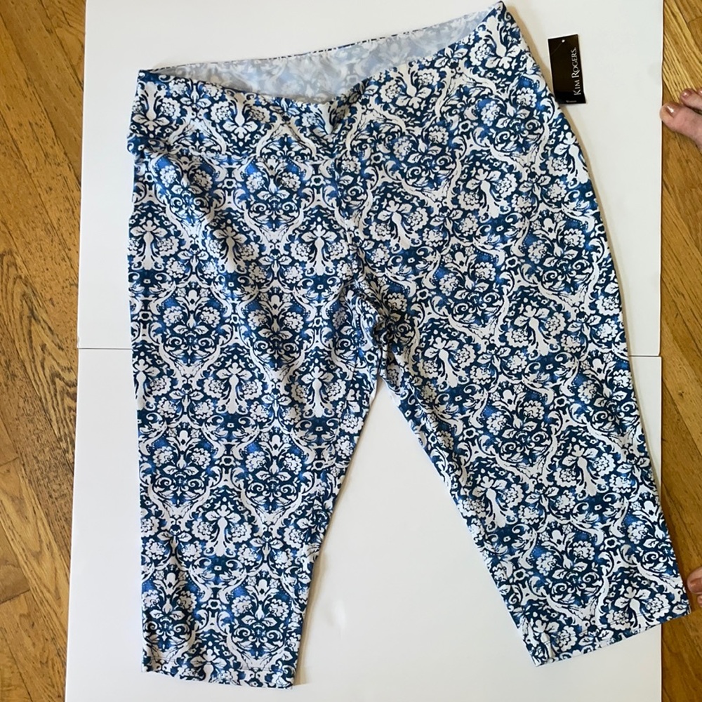 Cropped pants with high quality fabric and tummy tuck waistband.